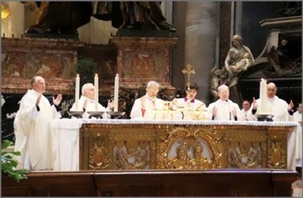 Kardinal Giovanni Coppa w�hrend der Eucharistiefeier am Papstaltar der Petersbasilika.