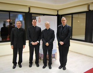 El P. Contat (primero de derecha a izquierda) con algunos profesores de la facultad de filosofía (de izquierda a derecha: P. Jesús Villagrasa, P. Jason Mitchel, P. Rafael Pascual, decano de la facultad).