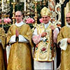 El padre Walter (izquierda), con Mons. Ivo Muser y los dos neo-di&aacute;conos que tambi&eacute;n recibieron la ordenaci&oacute;n.