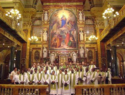 Los sacerdotes al final de una concelebración eucarística en la Basílica de María Auxiliadora en la ciudad de Turín.