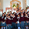 Los alumnos confirmados acompa&ntilde;ados por el P. Felipe Onofre Moreno, Mons. Jorge Carlos Patr&oacute;n Wong, Mons. Crisp&iacute;n Ojeda M&aacute;rquez y el P. Dennis Venegas.