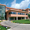Fachada principal del Ateneo Pontificio <i>Regina Apostolorum</i>.