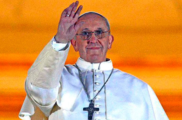 El Papa Francisco sale al balcón central de la basílica de San Pedro.