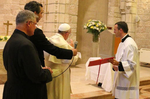 Papa Francisco abençoa o sacrário da capela