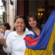 Sof&iacute;a Sol&iacute;s con Gloria Torre, miembro del Regnum Christi de Medell&iacute;n, Colombia, en una de las calles de Guanajuato esperando a que pase el Papa.