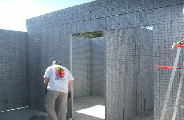 Misionero construyendo casas en una comunidad de Puebla (México).