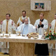 Mons. Velasio presiede la celebrazione eucaristica, con il direttore generale e i consiglieri della legione di Cristo, Accolitano la S. Messa due dei nuovi diaconi.