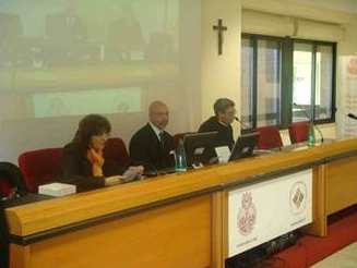 El Prof. James Giordano, de la Universidad de Oxford, ofrece su Lectio magistralis; a su lado se encuentra el P. Pedro Barrajón, L.C., rector del Ateneo Pontificio Regina Apostolorum, y la Dra. Adriana Gini.