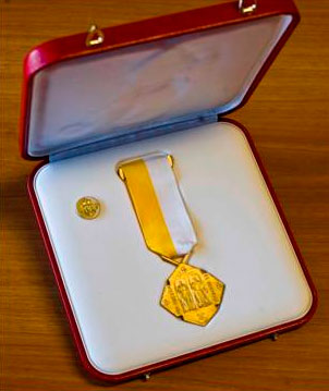 : La medalla «Pro Ecclesia et Pontifice» que recibió el padre Arturo.