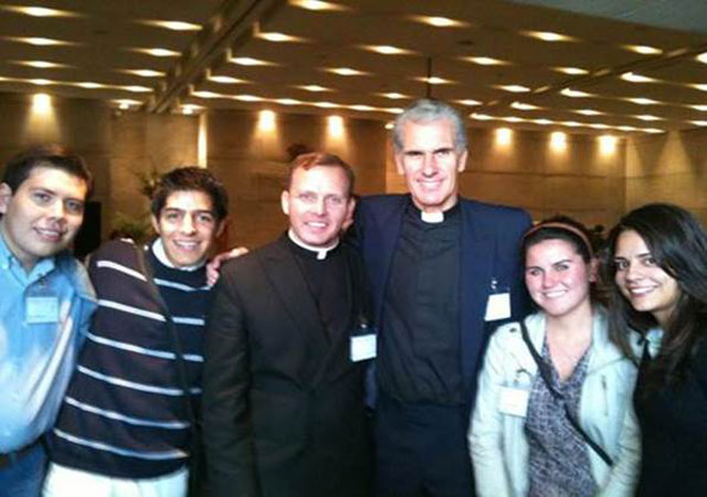 El padre Carlos y algunos de los miembros de Alpha Guadalajara con Nick