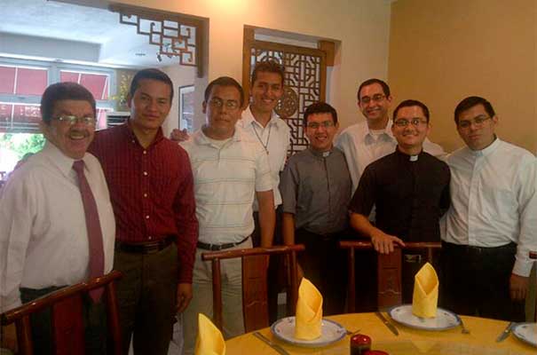 Los seminaristas de El Salvador, acompañados por el Sr. Guillermo Funes, responsable de “Logos” en el país.