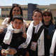 Madres de familia con sus hijos, durante el torneo acad&eacute;mico intercolegial.