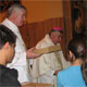Mons. Guillermo Vera reparte junto con el P. Donal O�Keeffe, L.C. los retablos a las catequistas.