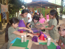 Ni&ntilde;as en el campamento Mano Amiga realizando manualidades.