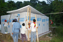 J&oacute;venes construyendo casas para personas de la sierra de Puebla con grave escasez de recursos materiales.