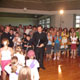 El P. &Aacute;lvaro Corcuera, L.C., saludando a los ni&ntilde;os durante el encuentro.