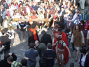 El Card. P&eacute;ter Erd&ouml; cargando la cruz durante el Viacrucis viviente.