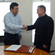 El alcalde Mario Olivarr&iacute;a y el P. Jos&eacute; Gerardo C&aacute;rdenas, L.C., director territorial de Chile, al momento del traspaso oficial de los terrenos.