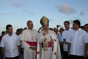 Mons. Christophe Pierre bendijo en la ciudad de Canc&uacute;n el terreno donde se edificar&aacute; la Bas&iacute;lica de Santa Mar&iacute;a del Mar y de la Santa Cruz. Le acompa&ntilde;a Mons. Pedro Pablo Elizondo, L.C., obispo de la Prelatura de Canc&uacute;n-Chetumal.
