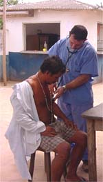 Medico hace chequeo a paciente en la carcel, Amazonas