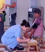 Doctor practica chequeo a paciente en el Amazonas