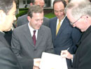 El P. &Aacute;lvaro Corcuera con Jorge L&oacute;pez y Dermot Tennyson, ambos consagrados del Regnum Christi.