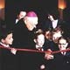 Dom Pedro Fedalto, Arcebispo de Curitiba, corta a fita de inaugura&ccedil;&atilde;o com alguns alunos do 1&ordm; grau.