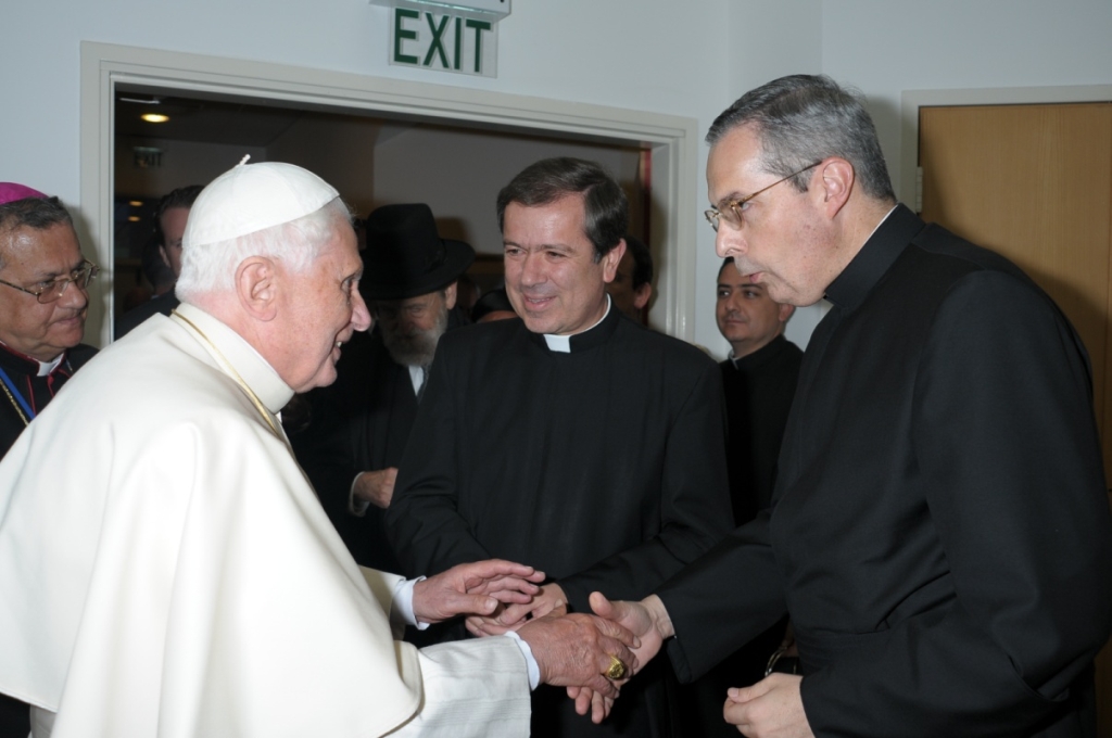 Benedikt XVI. wird von P. &Aacute;lvaro Corcuera LC, Generaldirektor der Legion&auml;re Christi, und P. Luis Garza LC, Generalvikar, herzlich begr&uuml;&szlig;t.