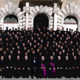 Miembros del Pontificio Colegio frente al edificio del