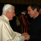 El Santo Padre Benedicto XVI saluda al P. &Aacute;lvaro Corcuera, L.C. (Foto: L'Osservatore Romano)