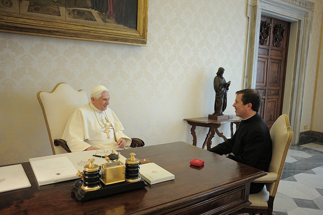 Audiencia del PP. Benedicto XVI al P. Álvaro.