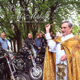 P. Vincent McMahon, L.C. bendiciendo a los motocilistas que emprender&aacute;n un viaje (Foto: Jean Pierre Geussen / Fuente: Navenant. Het beste van Limburg).