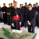 El Card. Claudio Hummes, ofm, mira junto con el P. V&iacute;ctor de Luna, L.C., rector del Seminario, la maqueta del Mater Ecclesiae de Brasil.