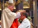 P. Alberto Avi, L.C., italiano, riceve l�imposizione delle mani del celebrante, Card. Franc Rod&eacute;.