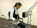 Adriana Villa realizando la prueba de una silla de ruedas-verticalizador que ayuda a poner de pie a las personas con lesi&oacute;n medular.