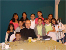 El P. Peter Byrne, L.C., con algunos ni&ntilde;os participantes en la convivencia familiar.