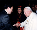 El Papa Juan Pablo II saluda a Diego de Robina, presentado por el Card. Norberto Rivera Carrera, arzobispo primado de M&eacute;xico.