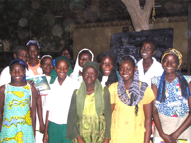 Miembros del club del ECYD Challenge en Chad, África. Al fondo, en la pizarra, puede leerse “Regnum Christi”