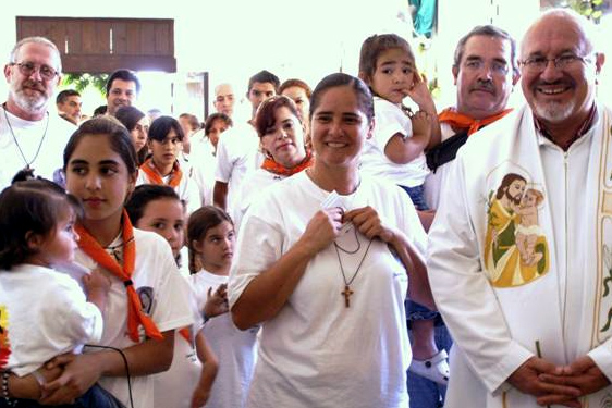 «Miembros de Familia Misionera con el P. Juvencio González, párroco en San José del Cabo. El P. Juvencio dio su bendición e impuso la cruz a los misioneros, antes de que éstos salieran hacia la comunidad de Santiago».