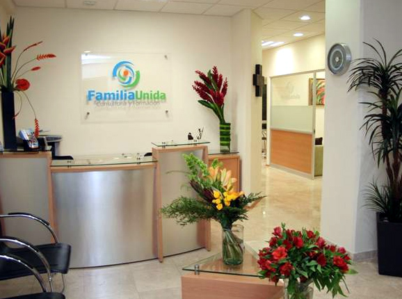 Recepción de las oficinas de “Familia Unida”, un centro de consultoría familiar.