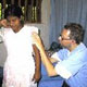 Dr. Mike Brezinsky atendiendo a una de las numerosas pacientes. Las misiones m&eacute;dicas alivian las necesidades f&iacute;sicas de personas de escasos recursos, especialmente en aquellos pa&iacute;ses m&aacute;s necesitados.