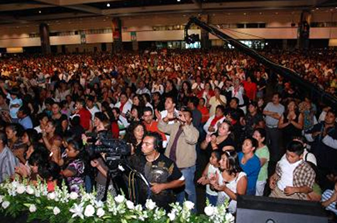 Miles de personas participaron en el congreso del Señor de la Misericordia.