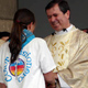 El P. &Aacute;lvaro Corcuera, L.C. saluda a una se&ntilde;orita de Color Misionero en la misa de clausura de la Megamisi&oacute;n 2008. A la izquierda est&aacute; el P. Rodolfo Mayagoitia, L.C., y a la derecha el P. Leonardo N&uacute;&ntilde;ez, L.C.