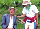 Maritza Rold&aacute;n encuentra un se&ntilde;or anciano durante las misiones de Semana Santa 2007.