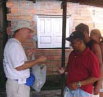 Doctor entregando medicamentos a sus pacientes, Misiones Médicas Amazonas