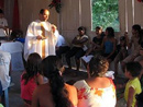 Pe. Peter Shekelton dirige a homilia<br> em uma capela da Amaz&ocirc;nia.