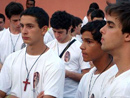 J&oacute;venes misioneros llevando un mensaje de esperanza.