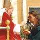 El Papa Juan Pablo II recibe las ofrendas para la misa de manos de Ana Mar&iacute;a Correa, en la plaza de San Pedro.