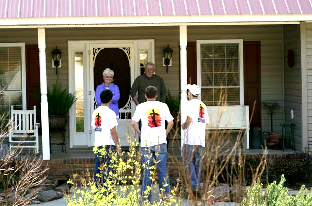 Jóvenes misioneros visitando casas en los Estados Unidos e invitando a las familias a participar en las ceremonias de Semana Santa.