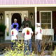 J&oacute;venes misioneros visitando casas en los Estados Unidos e invitando a las familias a participar en las ceremonias de Semana Santa.